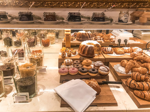 Iedere ochtend is er een mega uitgebreid ontbijt in het Schlosshotel
