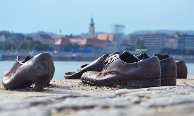 De bronzen schoenen op de kade voor het parlement
