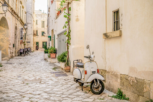 Het bekende Italiaanse scootertje is vooral in de wat grotere steden nog steeds flink in trek.
