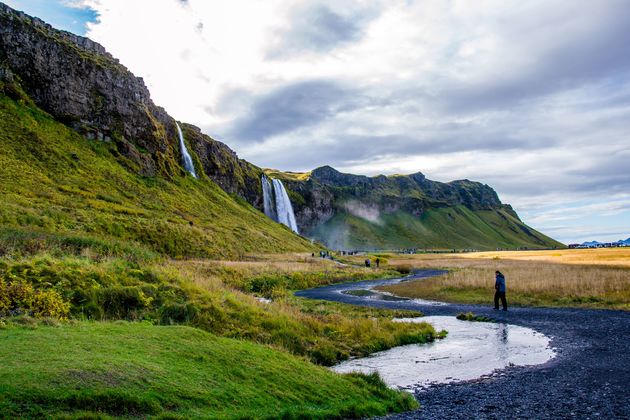 Het uitzicht vanaf de zijkant op de Seljalandsfoss