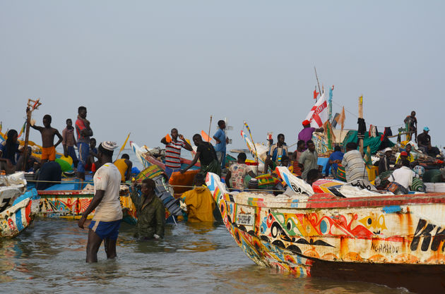 Vroeg in de ochtend komen de vissers met hun vangst terug naar de kust
