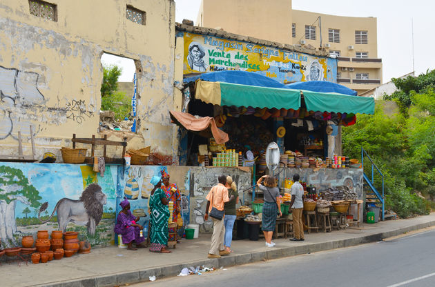 Een van de gezellige kraampjes langs de weg in Dakar
