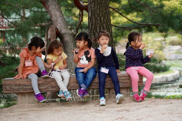 Middaglunch met 5 schattige Zuid-Koreaanse kleuters
