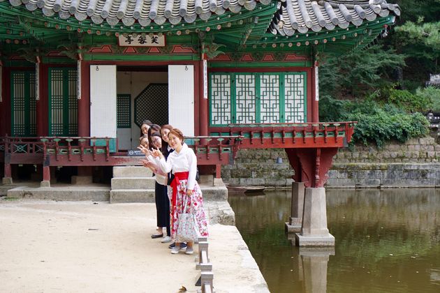 Vriendelijke Zuid-Koreaanse meisjes bij Gyeongbokgung