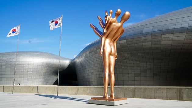 Machtige koperen beelden bij Dongdaemun Design Plaza