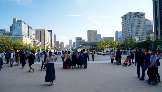 Door de poorten van het Changgyeonggung Palace kijk je naar het moderne Seoul