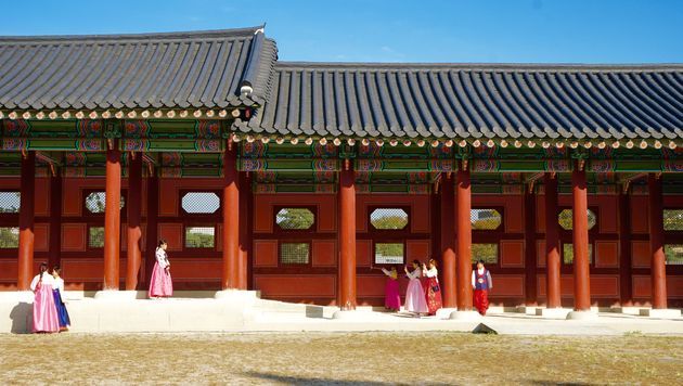 Changgyeonggung Palace wordt op zondag ingenomen door de lokale jeugd voor het maken van foto`s