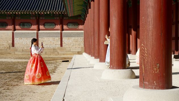 Foto`s maken van elkaar in traditionele Han-Bok kleding