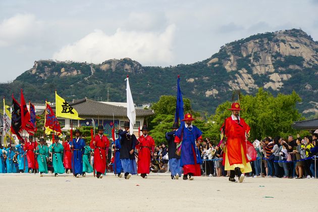 De wachters van Changgyeonggung Palace