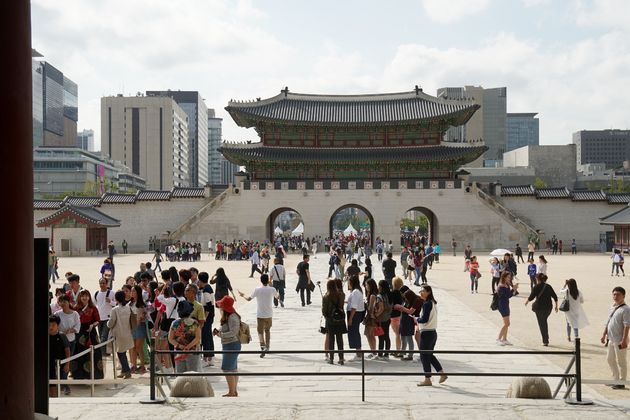 Changgyeonggung Palace met op de achtergrond het moderne Seoul