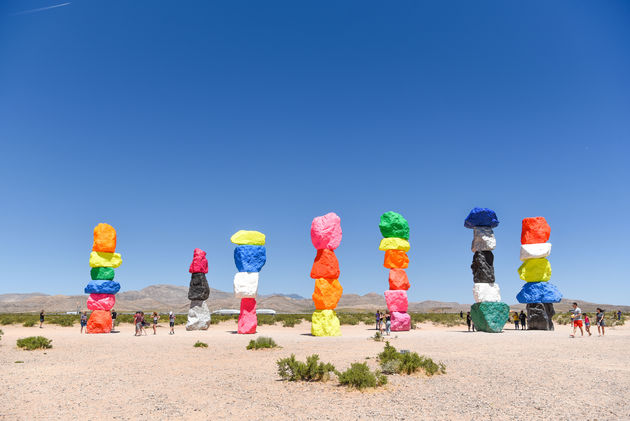 Leuk om te zien, net buiten de stad: de Seven Magic Mountains