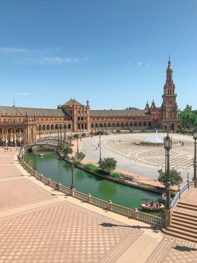 Sevilla barst van de bezienswaardigheden zoals het mooie plein Plaza de Espa\u00f1a