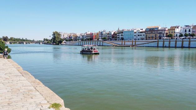 Super leuk om te doen: ren langs de rivier. Of huur een fiets om Sevilla te ontdekken.