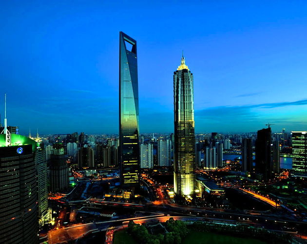 Links op de foto zie je Shanghai World Financial Center