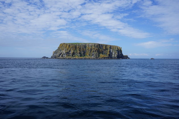 Vanuit Larrybane heb je dit uitzicht op `Sheep Island`.