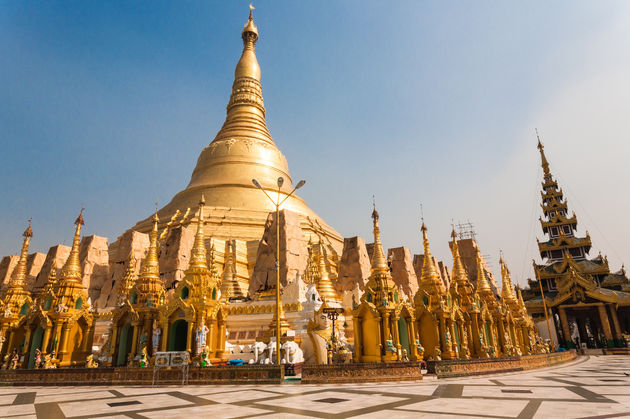 Blinkend goud in de Shwedagon Pagode in Yangonmattbkk - Adobe Stock