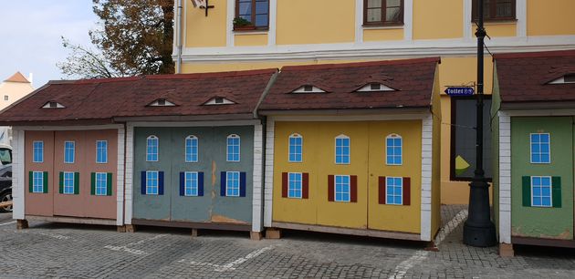 Gekleurde  koopstalletjes die lijken op de oude woningen