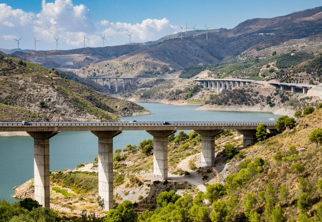 <i>De A-44 autoroute door bergen van de Sierra Nevada.</i>