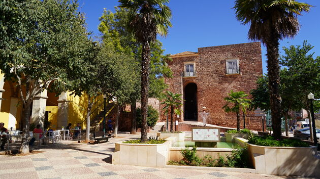 Het Largo do Munic\u00edpio met de oude stadstoren