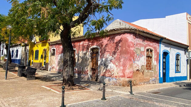 Silves is kleurrijk en soms zijn de verweerde oude woningen street-art op zichzelf