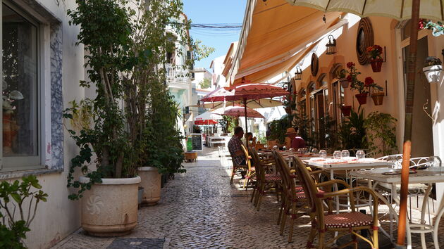 Maar Silves is ook het stadje met de straatjes waar je heerlijk kunt eten (uit de zon)