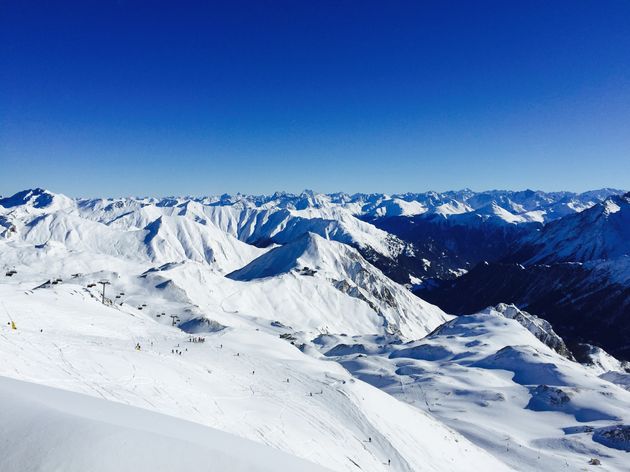 Het perfecte winterse plaatje: witte bergen en een blauwe lucht