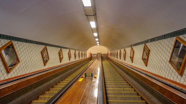 Via de Sint-Annetunnel kun je naar de overkant (je fiets mag mee de roltrap op)