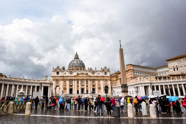 Het is altijd druk in Vaticaanstad, ook als het regent.