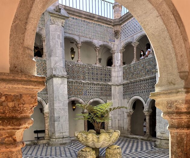 <em>De oude binnenplaats van Palacio de Pena is prachtig betegeld<\/em>