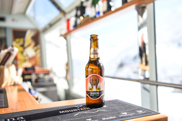 Aan boord kun je een heus Ski Arena biertje bestellen