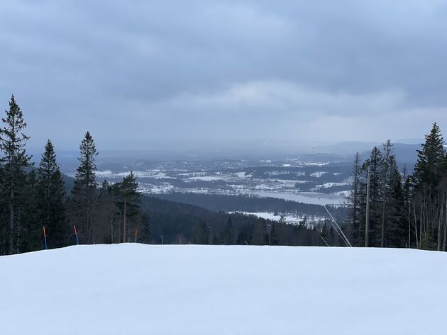 <em>Ski\u00ebn met uitzicht op Oslo.<\/em>
