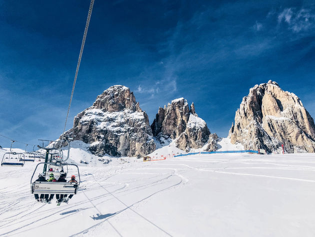 Het geweldige uitzicht tijdens het ski\u00ebn van de Sella Ronda