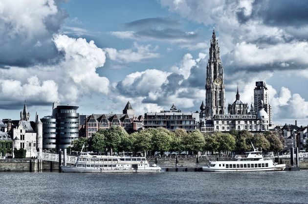 De skyline van Antwerpen vanaf de Schelde
