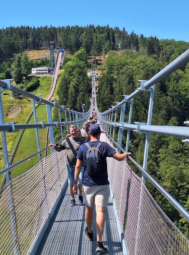 De Skywalk `schommelt` als er veel mensen op lopen. De reling vasthouden is raadzaam.