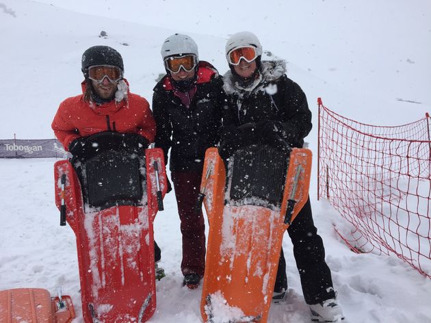 Op de slee van de piste af kan zorgen voor een flink nat pak!