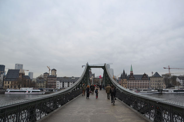 Verschillende bruggen verbinden de stad over de Main. Zo ook deze \u2018slotjesbrug\u2019.