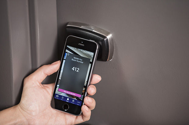 De deur van je hotelkamer maak je open met je smartphone