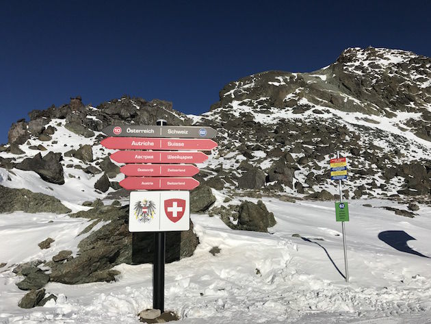 Tijdens de smokkelaarsroutes ski je meerdere keren de grens tussen Oostenrijk en Zwitserland over