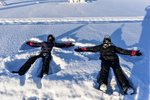 Er ligt zoveel sneeuw dat we even stoppen om sneeuwengels te maken