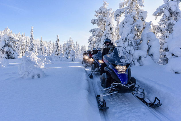 Sneeuwscooteren in een magisch mooi decor