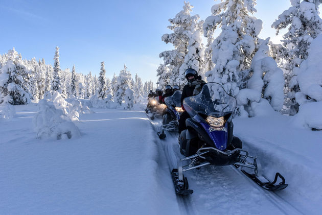 Een treintje van sneeuwscooters