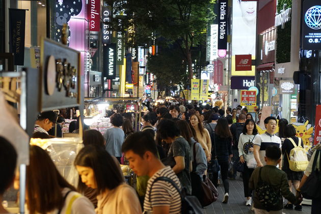 Seoul in de avond, overvolle straten met volop kraampjes met Koreaans `Food`