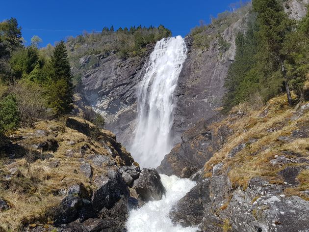 Langs het gehele Sognefjord zie watervallen, honderden meters hoog zonder naam