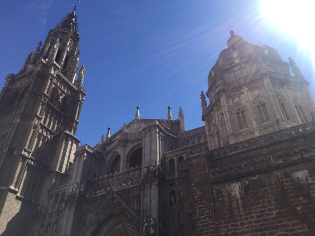 De kathedraal van Toledo op een zonnige dag