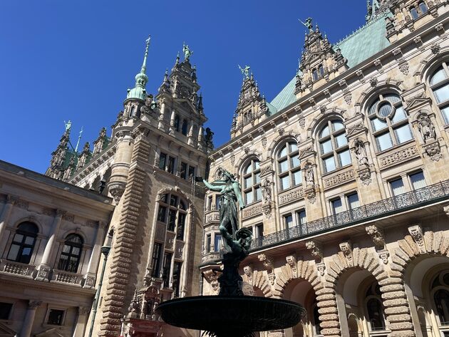 <em>Het mooie Rathaus (stadhuis) van Hamburg is een plaatje!<\/em>