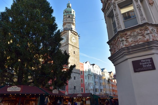 De Stadtturm staat midden in de oude stad.