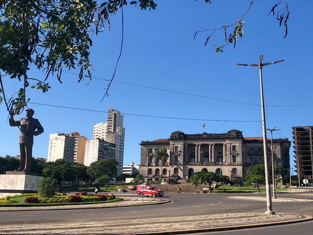 Standbeeld van de president op het belangrijkste verkeersplein in Maputo