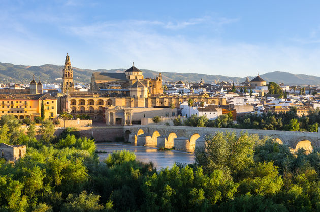 Cordoba ligt aan een rivier en dat maakt de stad zo mooi! \u00a9 davidshaun - Adobe Stock