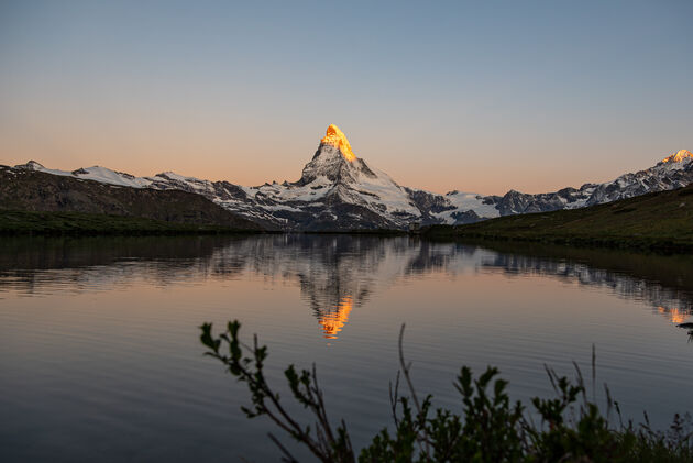 De zon zien opkomen op de top van de Matterhorn: een magisch moment