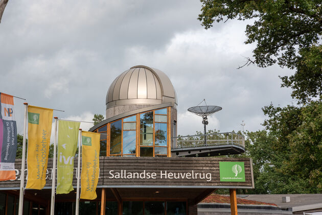 De sterrewacht is gevestigd in het bezoekerscentrum van de Sallandse Heuvelrug